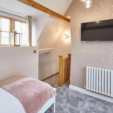 Host & - 11 Bakehouse Yard *