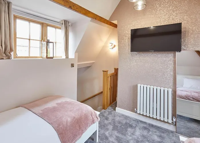 Host & - 11 Bakehouse Yard *